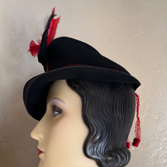 STRIKING 1940s\' BLACK FELT FEDORA WITH BOW AND RED/BLACK FEATHER TRIM + VEIL
